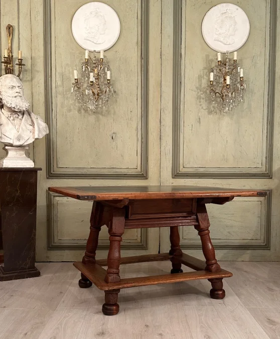 Table De Changeur En Noyer d'Epoque XVIIeme Siecle
