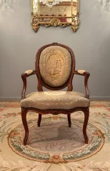 Fauteuil Cabriolet A Dossier Medaillon d'Epoque Louis XV Vers 1750