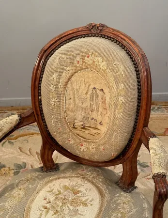 Fauteuil Cabriolet A Dossier Medaillon d'Epoque Louis XV Vers 1750