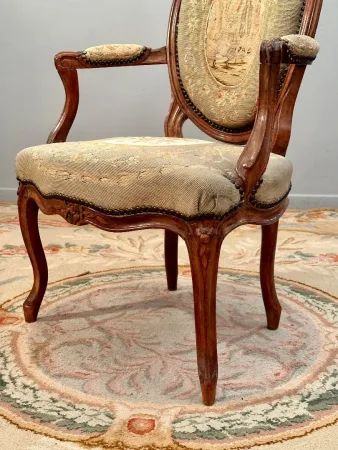 Fauteuil Cabriolet A Dossier Medaillon d'Epoque Louis XV Vers 1750
