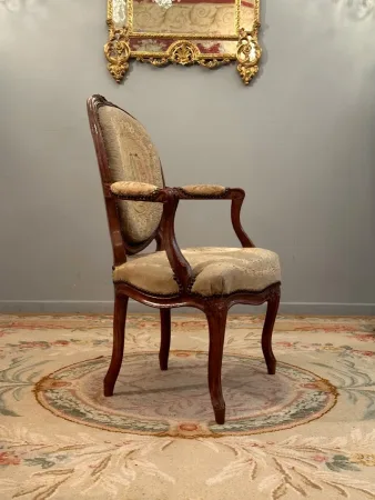 Fauteuil Cabriolet A Dossier Medaillon d'Epoque Louis XV Vers 1750