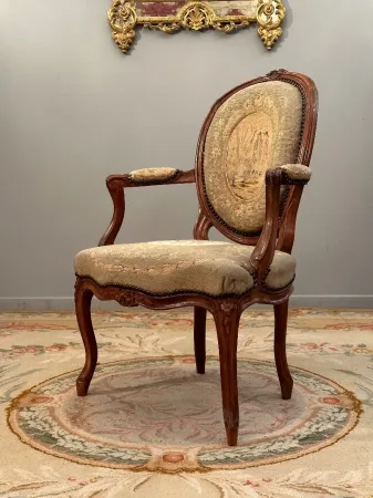 Fauteuil Cabriolet A Dossier Medaillon d'Epoque Louis XV Vers 1750