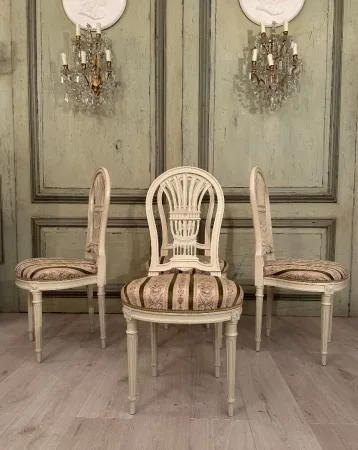 Ensemble De 4 Chaises En Bois Laqué Dossier Lyre De Style Louis XVI