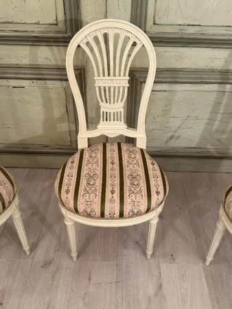 Ensemble De 4 Chaises En Bois Laqué Dossier Lyre De Style Louis XVI