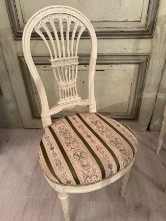 Ensemble De 4 Chaises En Bois Laqué Dossier Lyre De Style Louis XVI