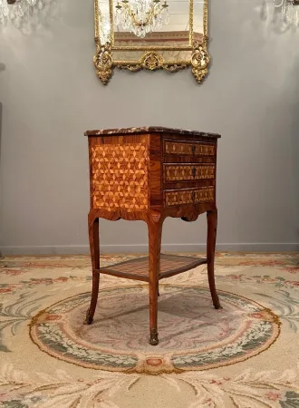 Table Chiffonnière En Marqueterie Façade Galbée d'Epoque Louis XV Vers 1750