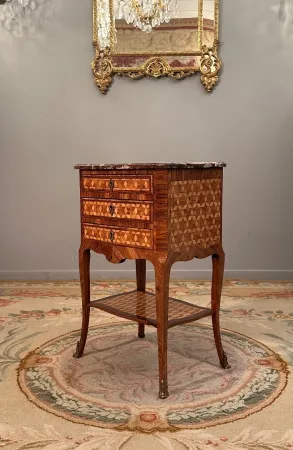 Table Chiffonnière En Marqueterie Façade Galbée d'Epoque Louis XV Vers 1750