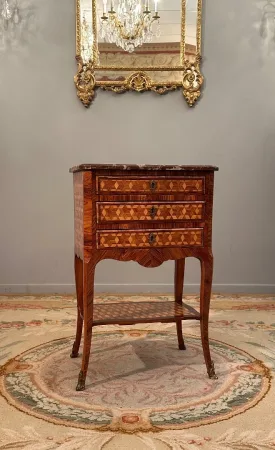 Table Chiffonnière En Marqueterie Façade Galbée d'Epoque Louis XV Vers 1750