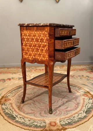 Table Chiffonnière En Marqueterie Façade Galbée d'Epoque Louis XV Vers 1750