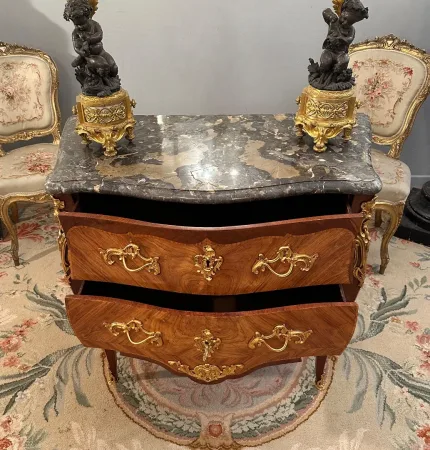 Commode Sauteuse En Marqueterie d'Epoque Louis XV Vers 1750