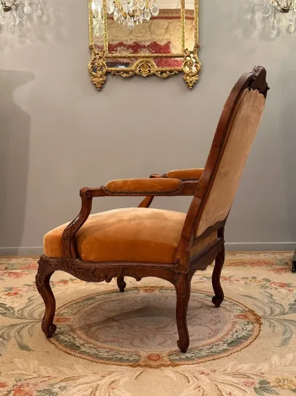 Important Fauteuil A Chassis En Noyer d'Epoque Regence Vers 1720