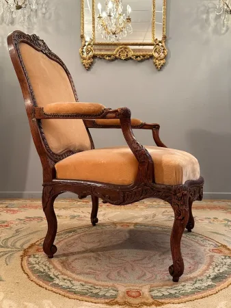 Important Fauteuil A Chassis En Noyer d'Epoque Regence Vers 1720