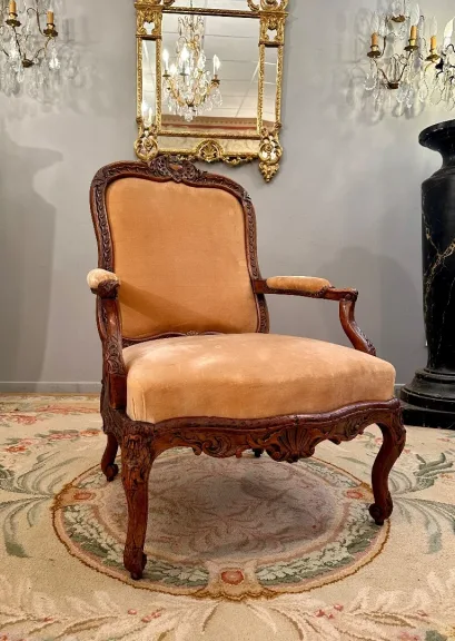 Important Fauteuil A Chassis En Noyer d'Epoque Regence Vers 1720