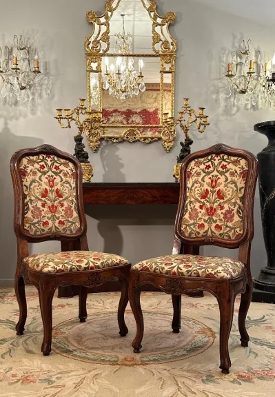 Paire De Chaises A Chassis En Noyer d'Epoque Régence Vers 1720