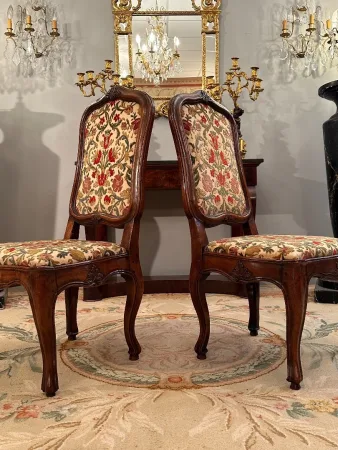 Paire De Chaises A Chassis En Noyer d'Epoque Régence Vers 1720