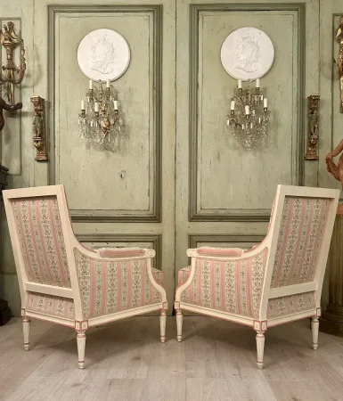 Large Paire De Bergères En Bois Laqué De Style Louis XVI