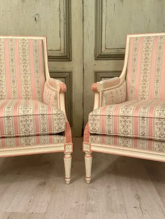 Large Paire De Bergères En Bois Laqué De Style Louis XVI