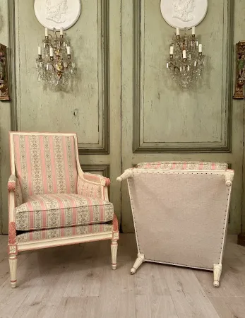 Large Paire De Bergères En Bois Laqué De Style Louis XVI