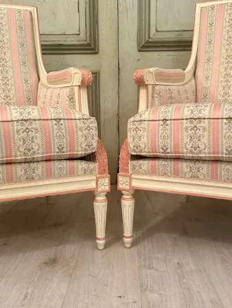 Large Paire De Bergères En Bois Laqué De Style Louis XVI