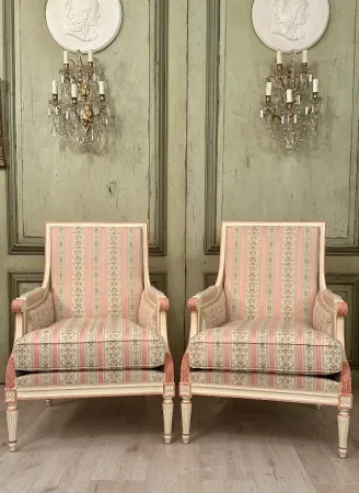 Large Paire De Bergères En Bois Laqué De Style Louis XVI