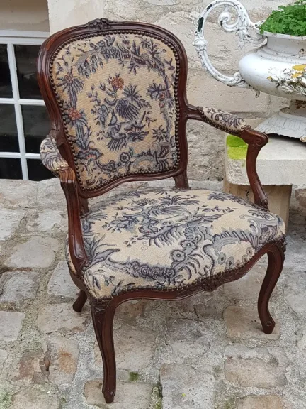 Deux Fauteuils Cabriolet D’époque Louis XV.