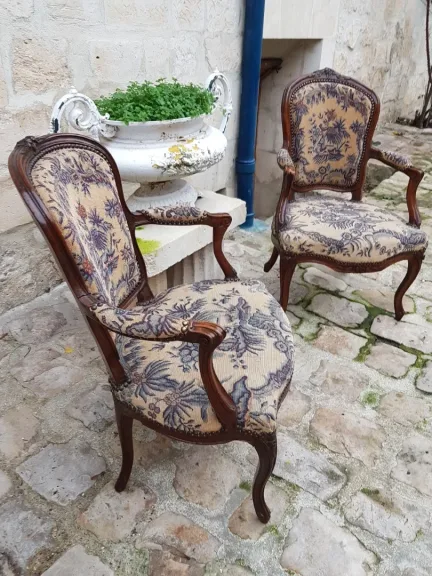 Deux Fauteuils Cabriolet D’époque Louis XV.