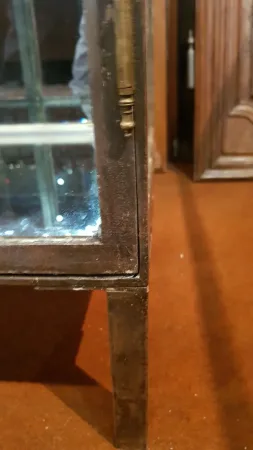Ancienne vitrine médicale en acier.