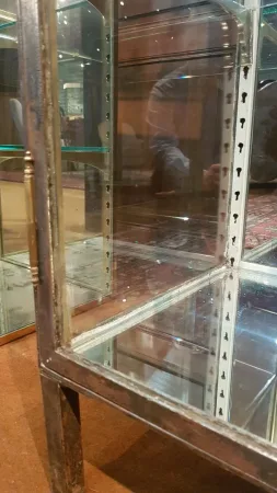 Ancienne vitrine médicale en acier.