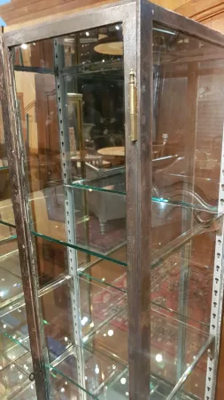 Ancienne vitrine médicale en acier.