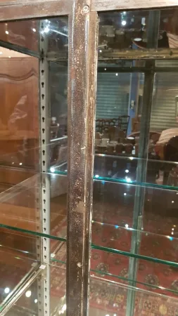 Ancienne vitrine médicale en acier.