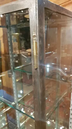 Ancienne vitrine médicale en acier.