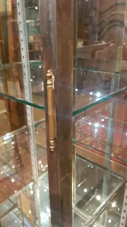 Ancienne vitrine médicale en acier.