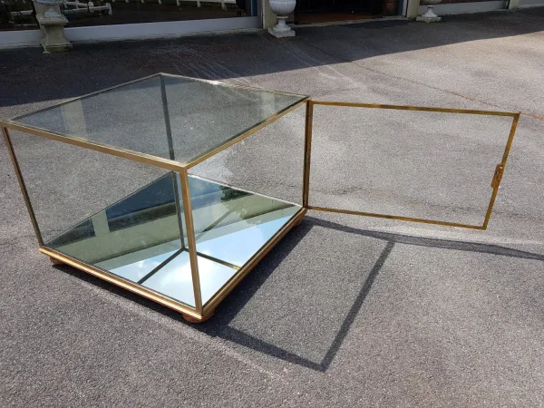 Vitrine basse De Présentation En En Laiton.