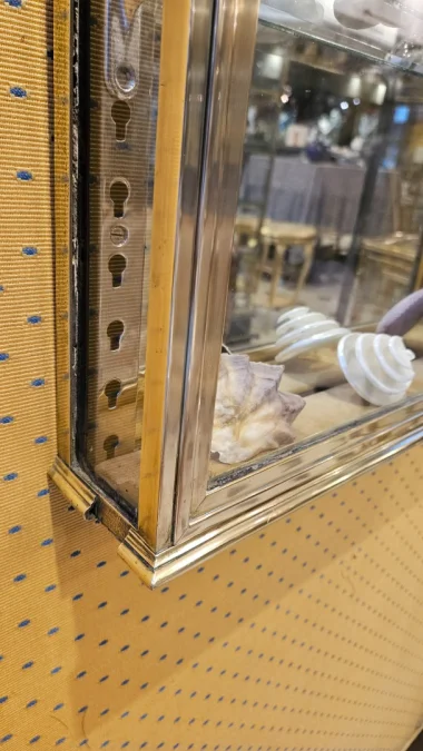 Petite vitrine murale en laiton début du XX° siècle.