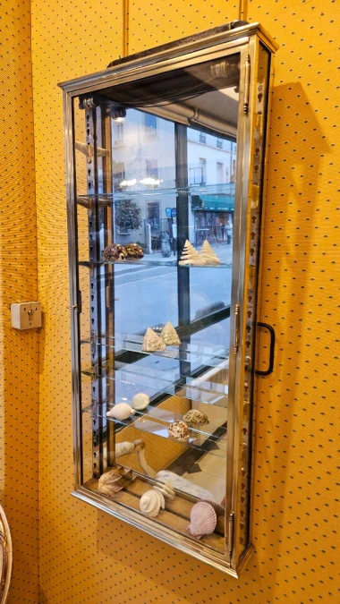 Petite vitrine murale en laiton début du XX° siècle.