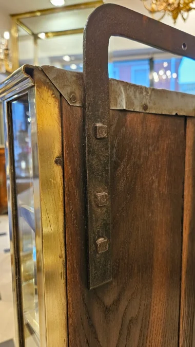 Petite vitrine murale en laiton début du XX° siècle.