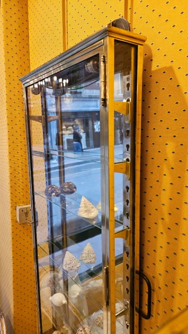 Petite vitrine murale en laiton début du XX° siècle.