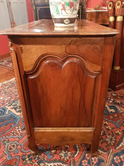 Commode époque Louis XV En Arbalète. Travail Provençal De La Région d'Aix En Provence.