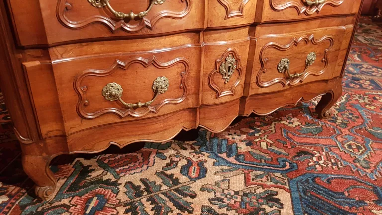 Commode époque Louis XV En Arbalète. Travail Provençal De La Région d'Aix En Provence.