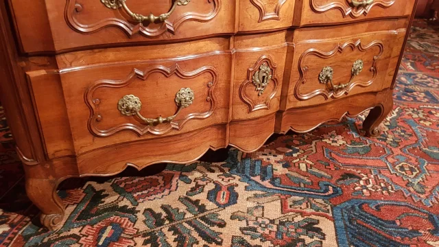 Commode époque Louis XV En Arbalète. Travail Provençal De La Région d'Aix En Provence.