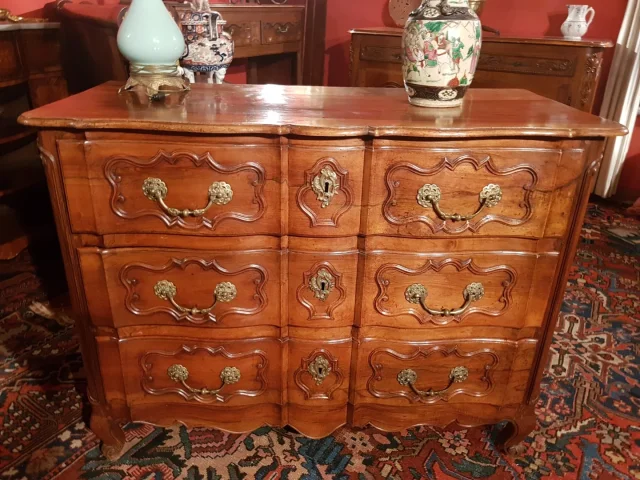Commode époque Louis XV En Arbalète. Travail Provençal De La Région d'Aix En Provence.