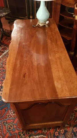 Commode époque Louis XV En Arbalète. Travail Provençal De La Région d'Aix En Provence.