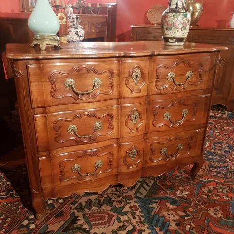 Commode époque Louis XV En Arbalète. Travail Provençal De La Région d'Aix En Provence.