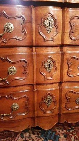 Commode époque Louis XV En Arbalète. Travail Provençal De La Région d'Aix En Provence.