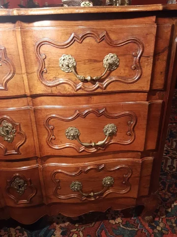 Commode époque Louis XV En Arbalète. Travail Provençal De La Région d'Aix En Provence.