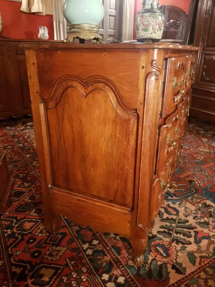 Commode époque Louis XV En Arbalète. Travail Provençal De La Région d'Aix En Provence.
