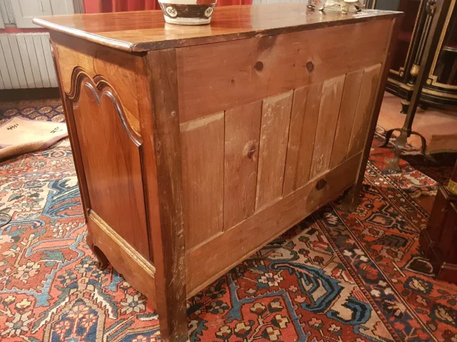 Commode époque Louis XV En Arbalète. Travail Provençal De La Région d'Aix En Provence.