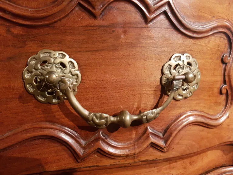 Commode époque Louis XV En Arbalète. Travail Provençal De La Région d'Aix En Provence.