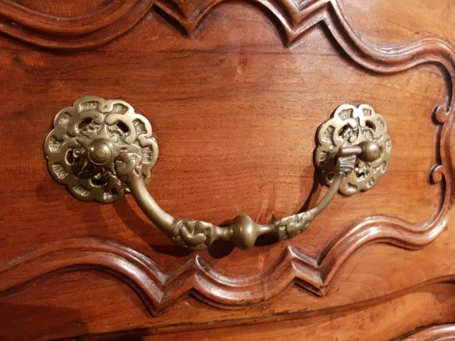 Commode époque Louis XV En Arbalète. Travail Provençal De La Région d'Aix En Provence.