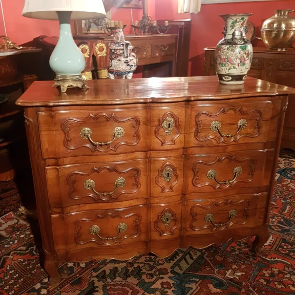Commode époque Louis XV En Arbalète. Travail Provençal De La Région d'Aix En Provence.